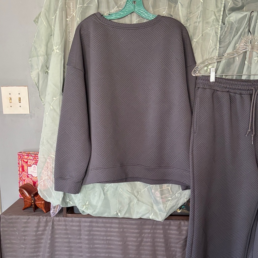Boho Gray Quilted Textured Sweatshirt and Pants Set - Picture 4 of 6
